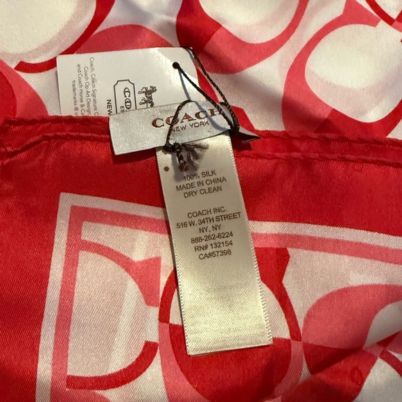 ♥️🩷Coach Pink Peyton Dream C Signature Scarf Square 100% Silk F83972 NWT - Picture 7 of 8